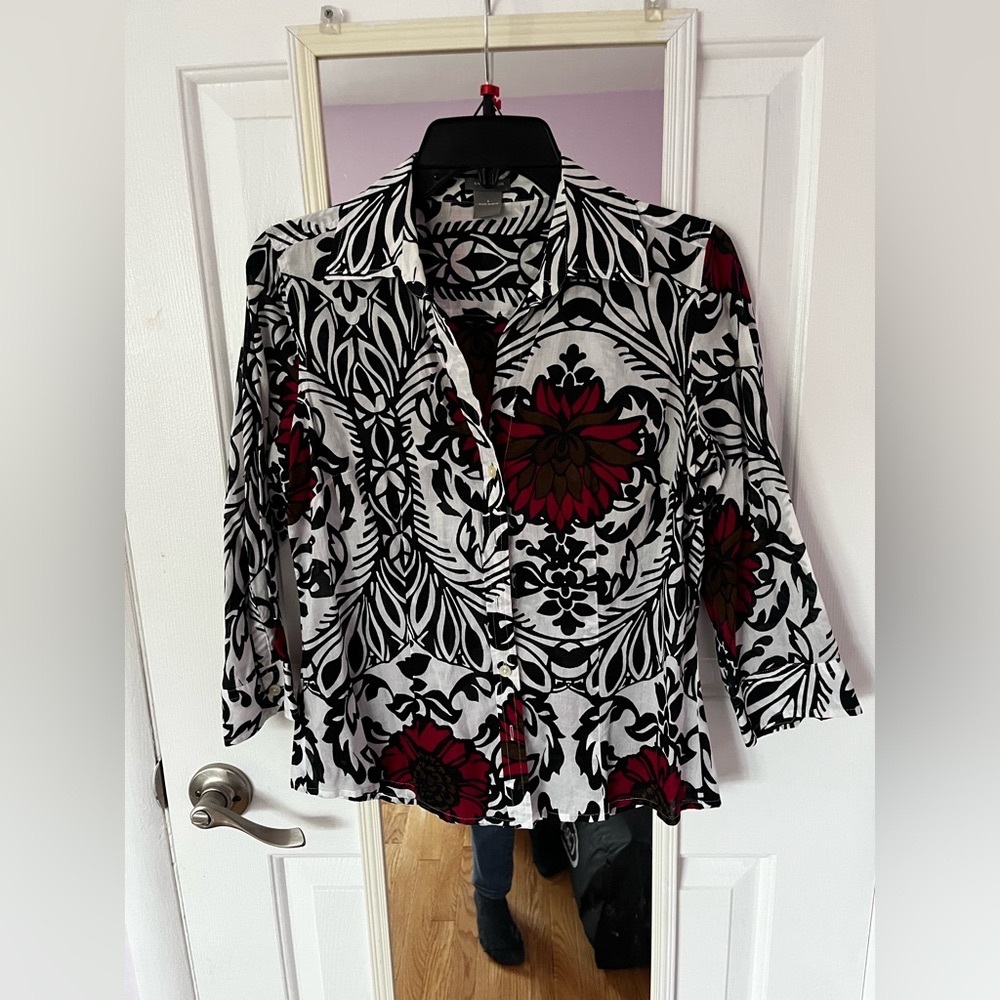 Ann Taylor black, white and red shirt
100 % cotton